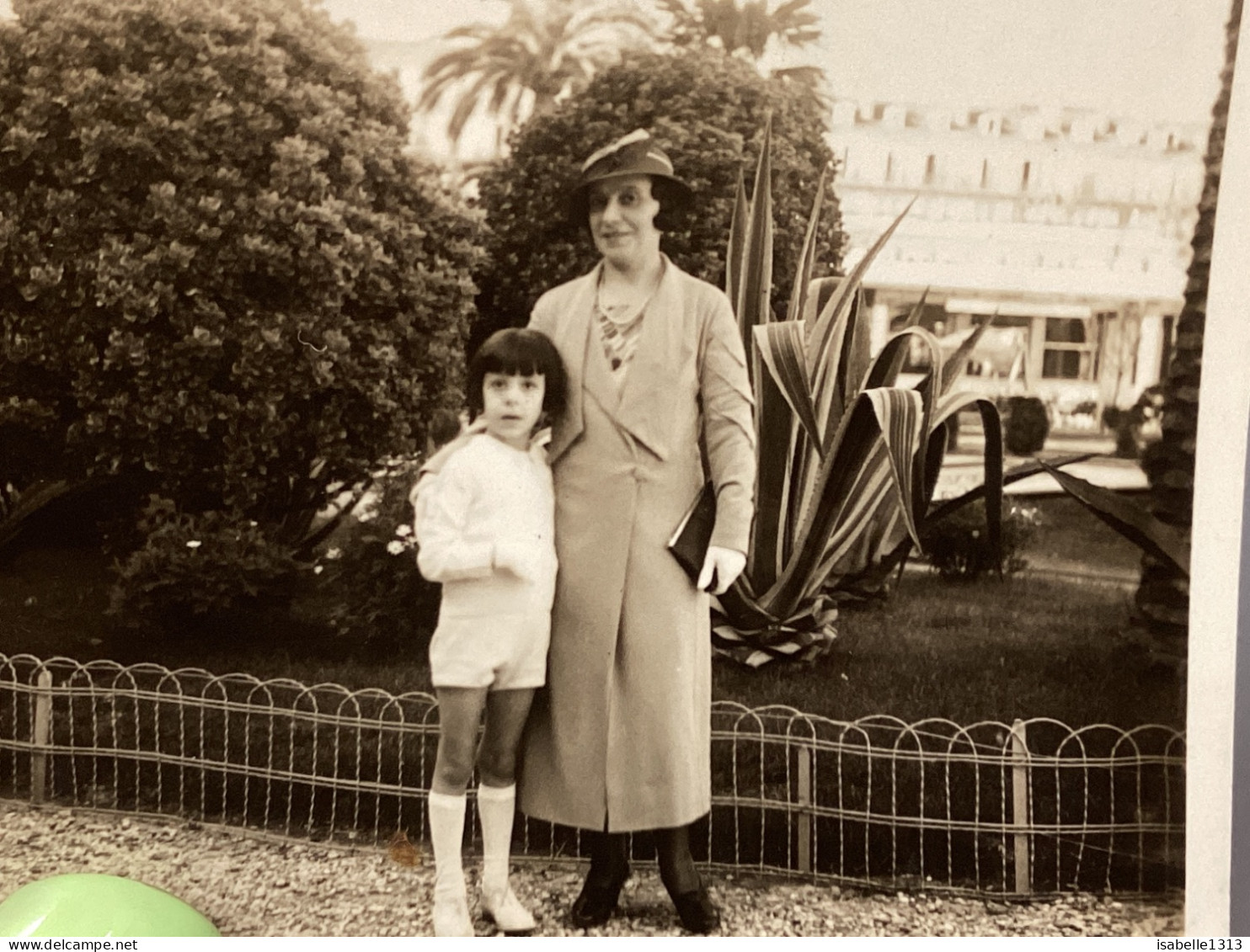 PHOTO SNAPSHOT 1930 Cannes Galerie, Fleurie, Femme, Debout, Enfants Contre Elle, En Blanc En Culotte, Courte Palmiers - Personas Anónimos