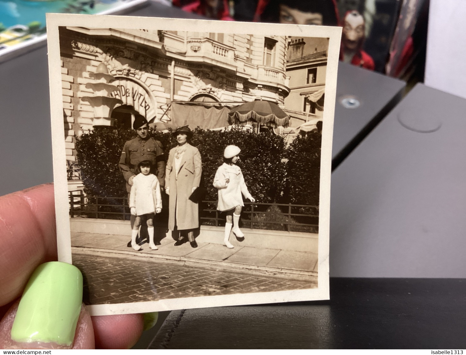 PHOTO SNAPSHOT 1930 Cannes Hôtel Carlton, Femme Avec Militaire, Brassard, Noir, Fille Qui Marche En Blanc - Personas Anónimos