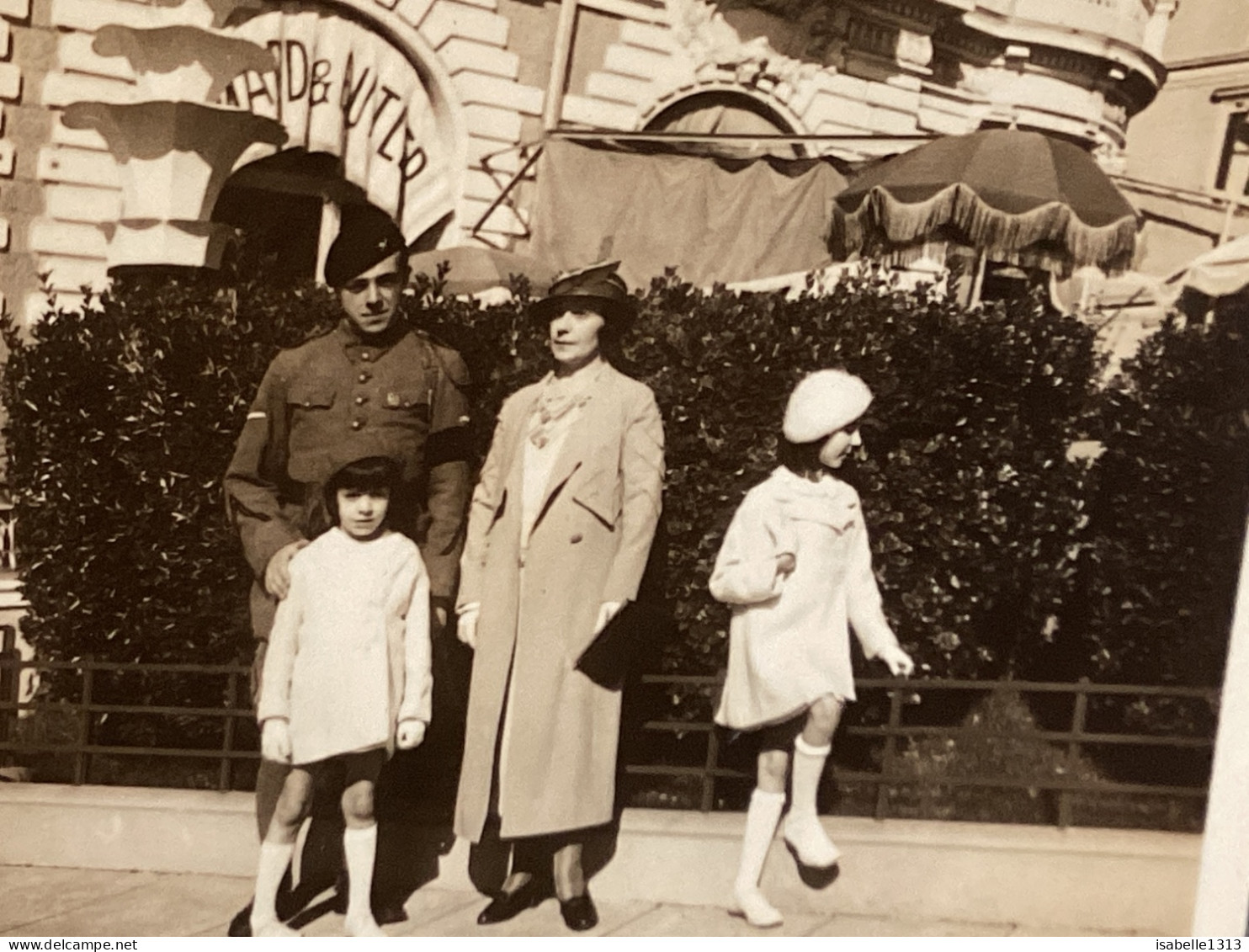 PHOTO SNAPSHOT 1930 Cannes Hôtel Carlton, Femme Avec Militaire, Brassard, Noir, Fille Qui Marche En Blanc - Personas Anónimos