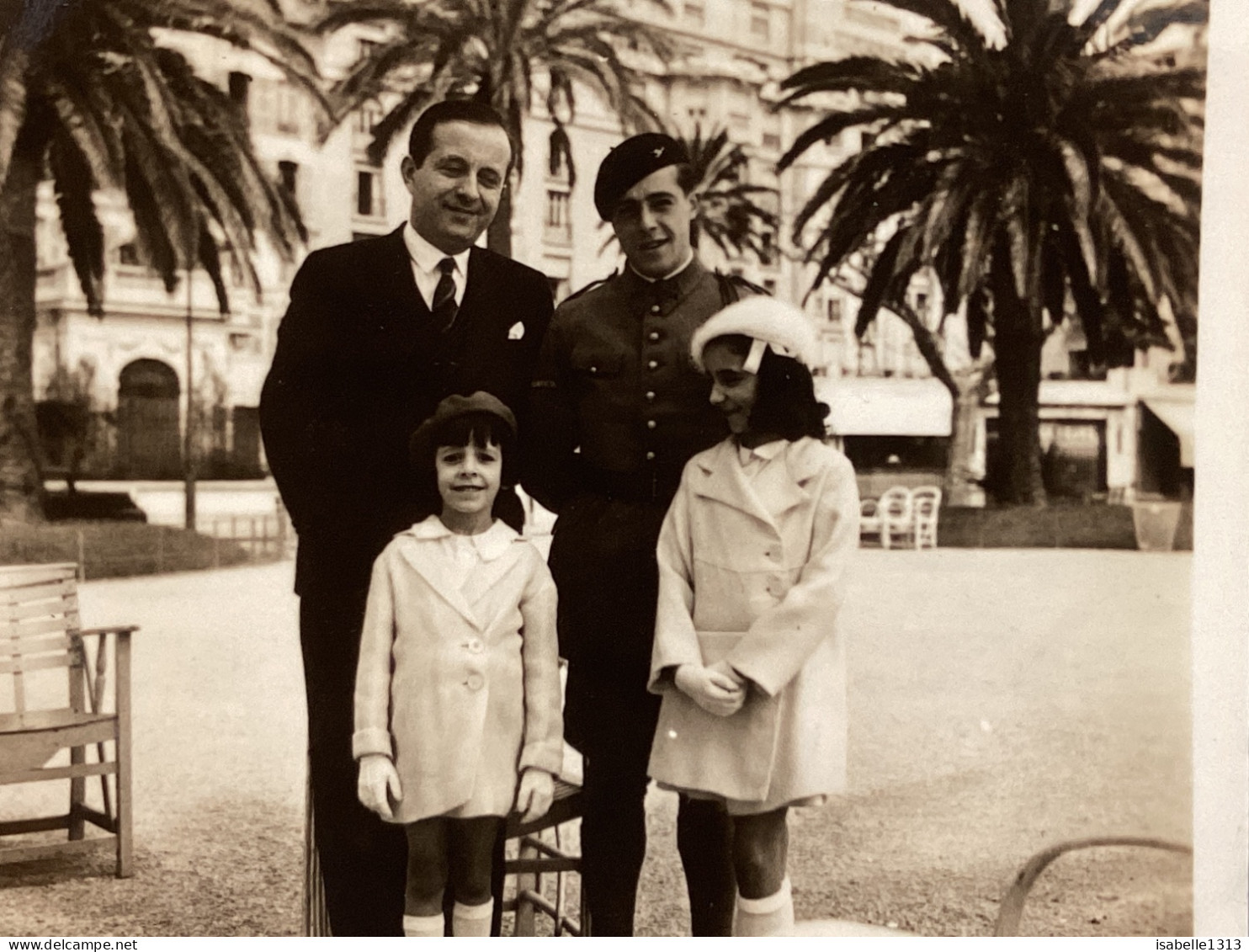 PHOTO SNAPSHOT 1930 Cannes Homme Militaire Avec Fille, Habillé, En Blanc, Bien Habillé, Habillé Derrière Hôtel, Carlton - Personas Anónimos