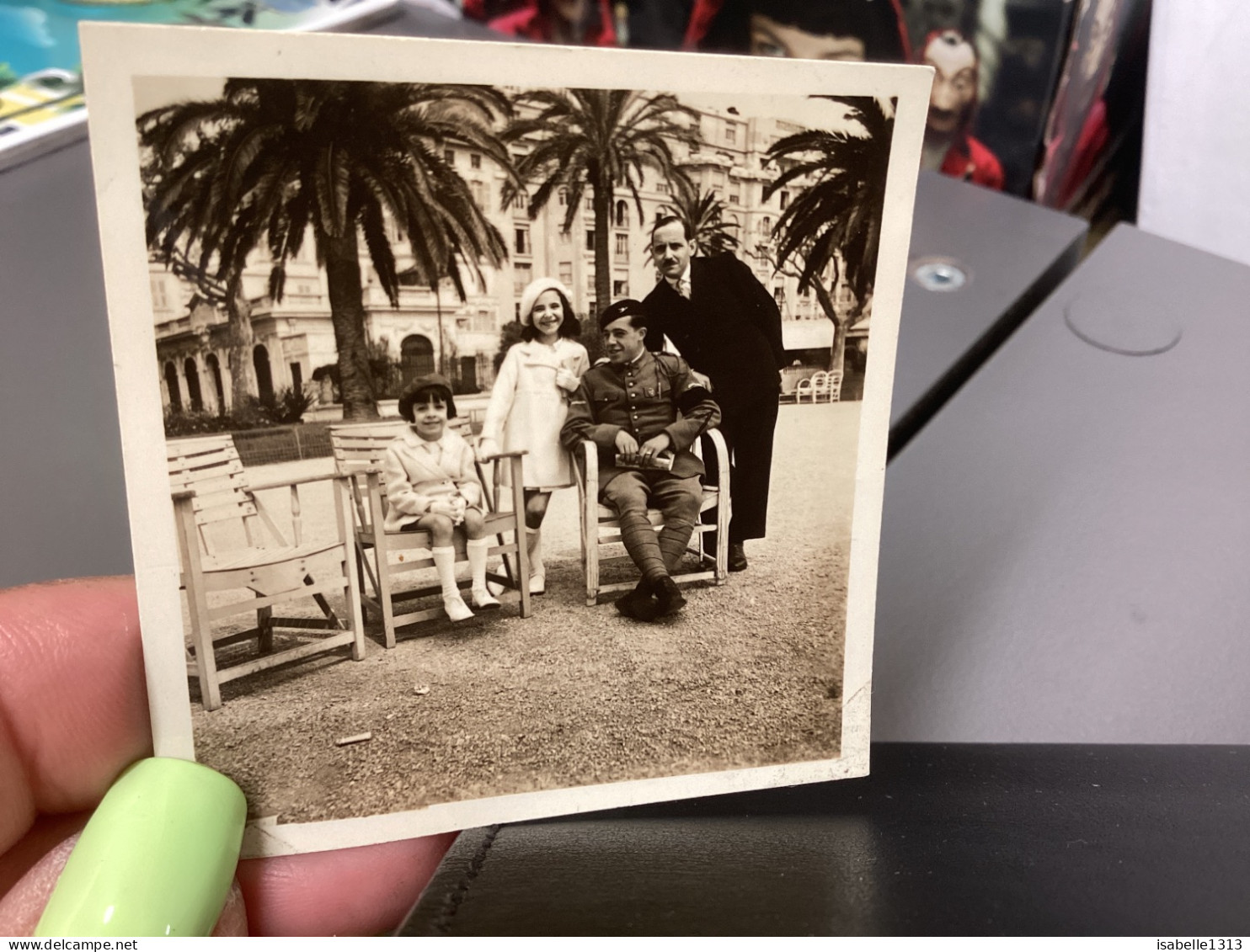 PHOTO SNAPSHOT 1930 Cannes Homme Militaire Avec Brassard Assis à Côté Fille, En Blanc, Bien Habillé Hôtel Carlton - Personas Anónimos