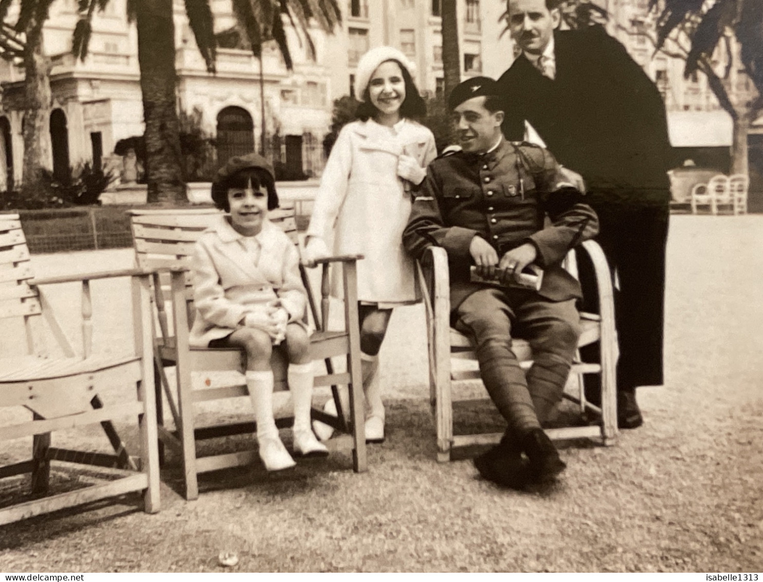 PHOTO SNAPSHOT 1930 Cannes Homme Militaire Avec Brassard Assis à Côté Fille, En Blanc, Bien Habillé Hôtel Carlton - Personas Anónimos