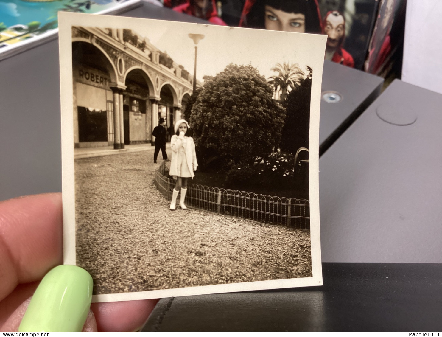 PHOTO SNAPSHOT 1930 Cannes Petite Fille En Blanc Main Dans La Bouche Derrière Homme Qui Marche Commerce Magasin Hôtel - Personas Anónimos