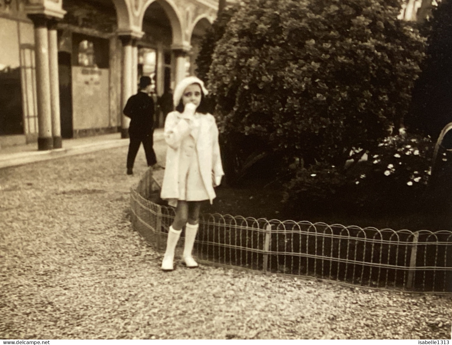 PHOTO SNAPSHOT 1930 Cannes Petite Fille En Blanc Main Dans La Bouche Derrière Homme Qui Marche Commerce Magasin Hôtel - Personas Anónimos