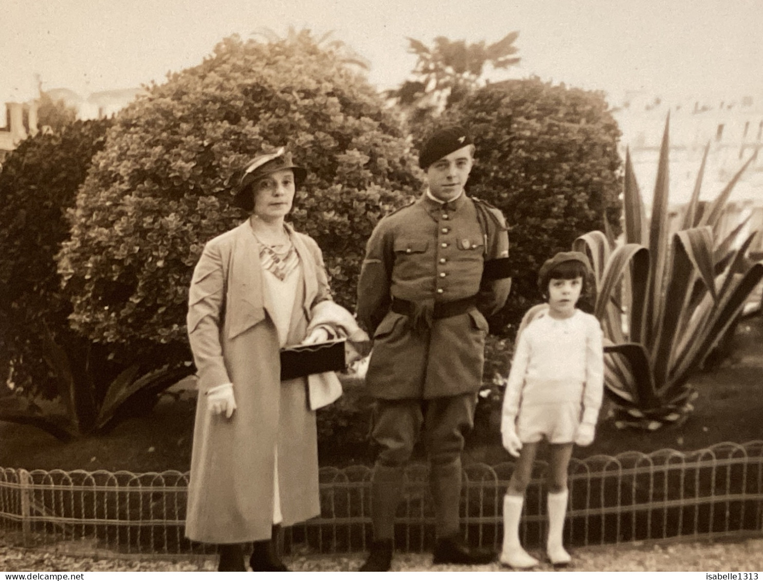 PHOTO SNAPSHOT 1930 Cannes Homme Militaire Avec Brassard Dans Les Jardins Femmes, à Côté Fille En Blanc En Culotte Court - Personas Anónimos