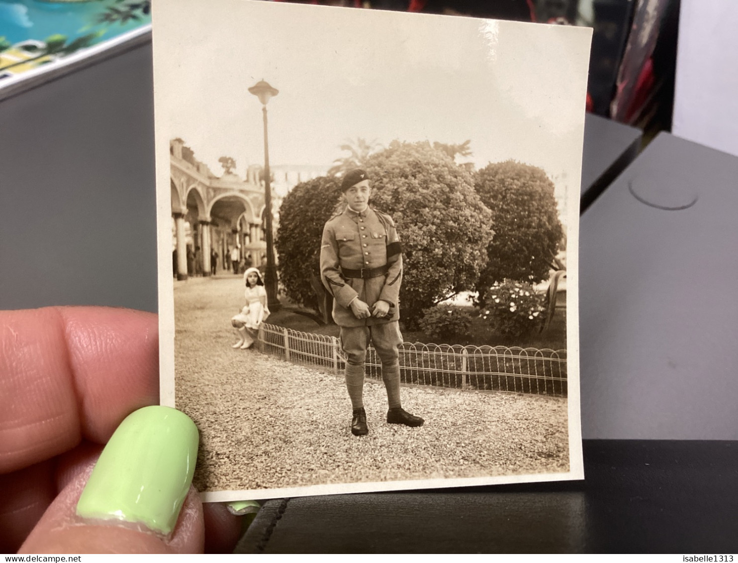 PHOTO SNAPSHOT 1930 Cannes Homme Militaire, Debout Avec Brassard, Fille, Assise Derrière En Blanc, Sur Bordure - Personas Anónimos