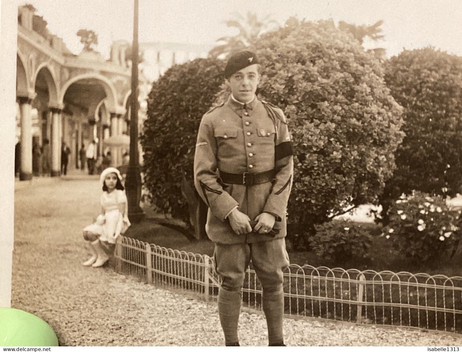 PHOTO SNAPSHOT 1930 Cannes Homme Militaire, Debout Avec Brassard, Fille, Assise Derrière En Blanc, Sur Bordure - Personas Anónimos