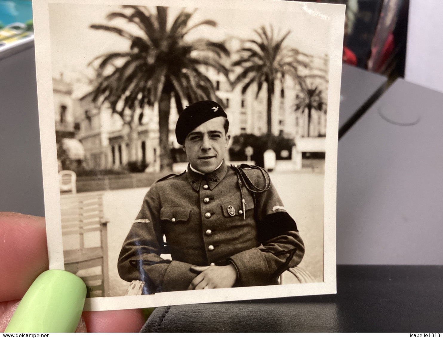 PHOTO SNAPSHOT 1930 Cannes Homme Militaire Avec Brassard Noir, Assis à Un Bar Restaurant Derrière Hôtel Palmiers - Personas Anónimos