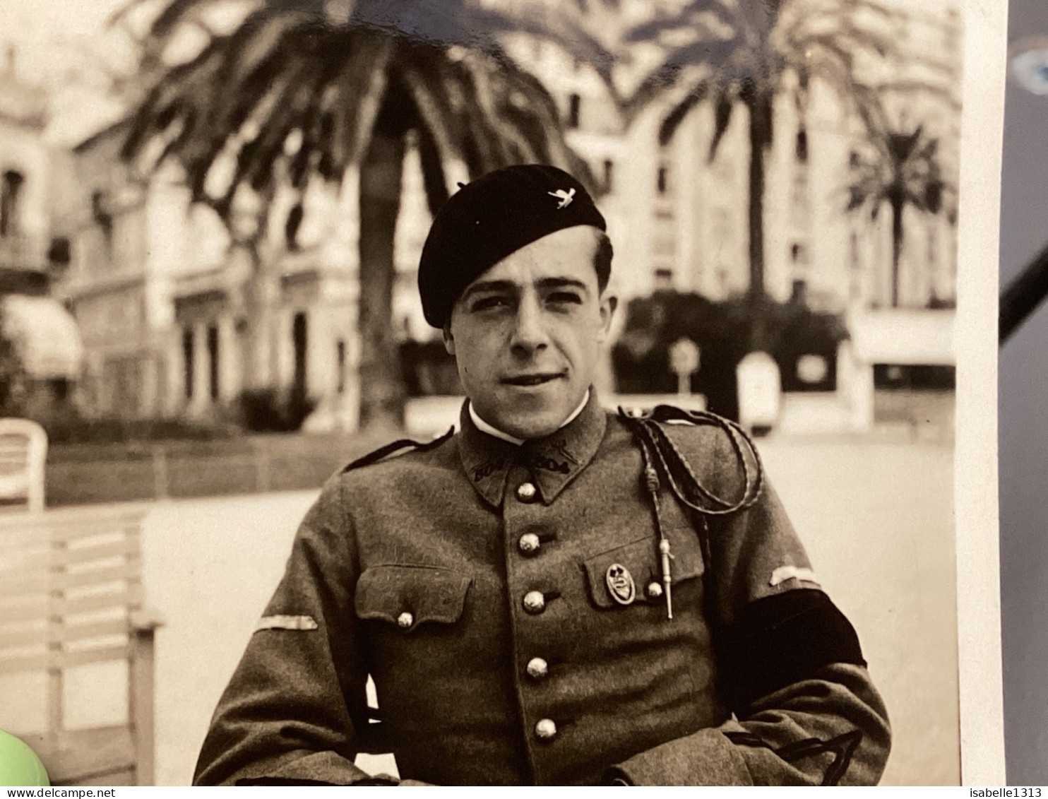 PHOTO SNAPSHOT 1930 Cannes Homme Militaire Avec Brassard Noir, Assis à Un Bar Restaurant Derrière Hôtel Palmiers - Personas Anónimos