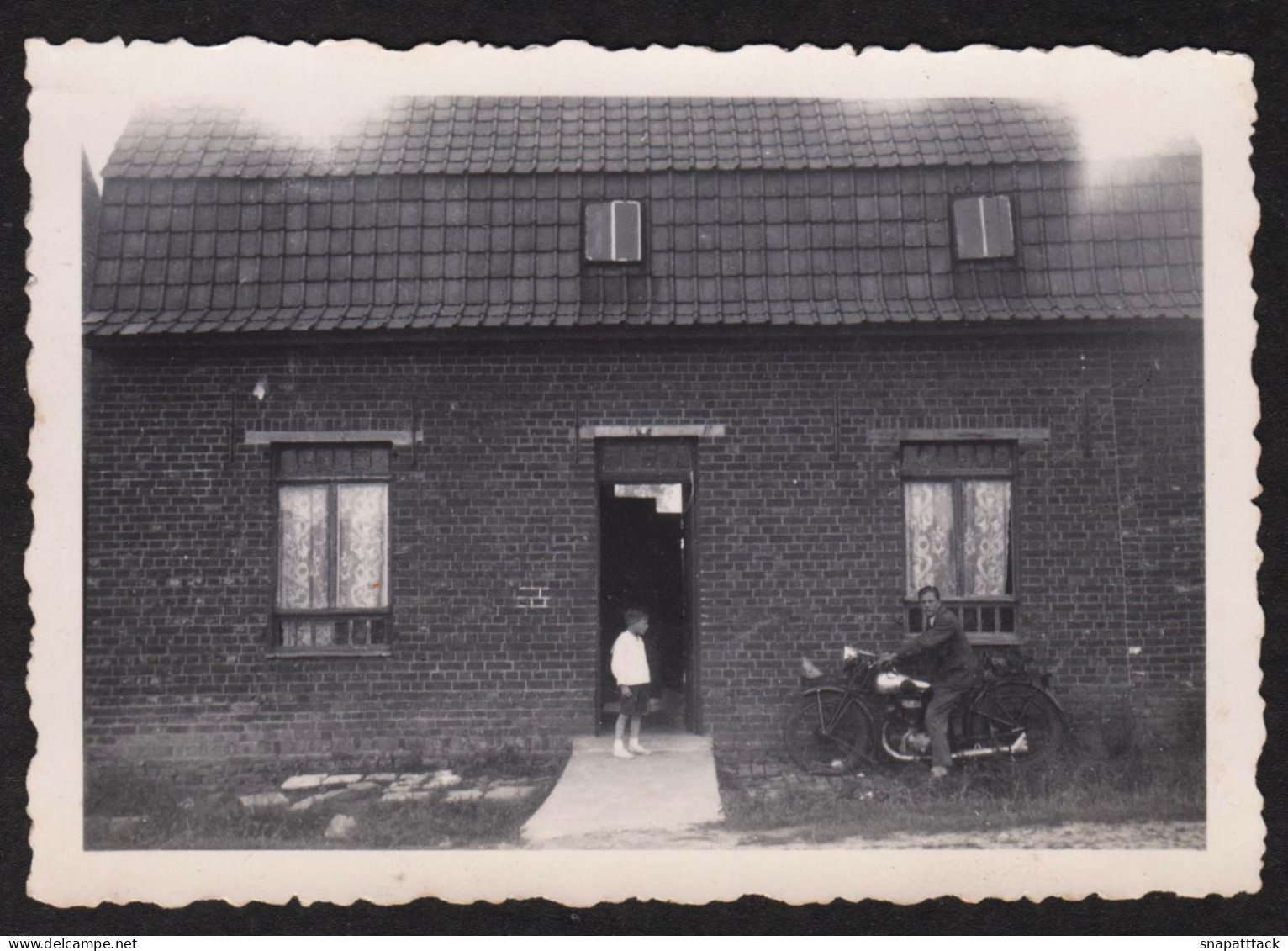 Jolie Photographie D'un Homme Sur Sa Moto, Modèle à Identifier, Maison En Brique, Nord, Hauts De France, 8,8 X 6 Cm - Cyclisme