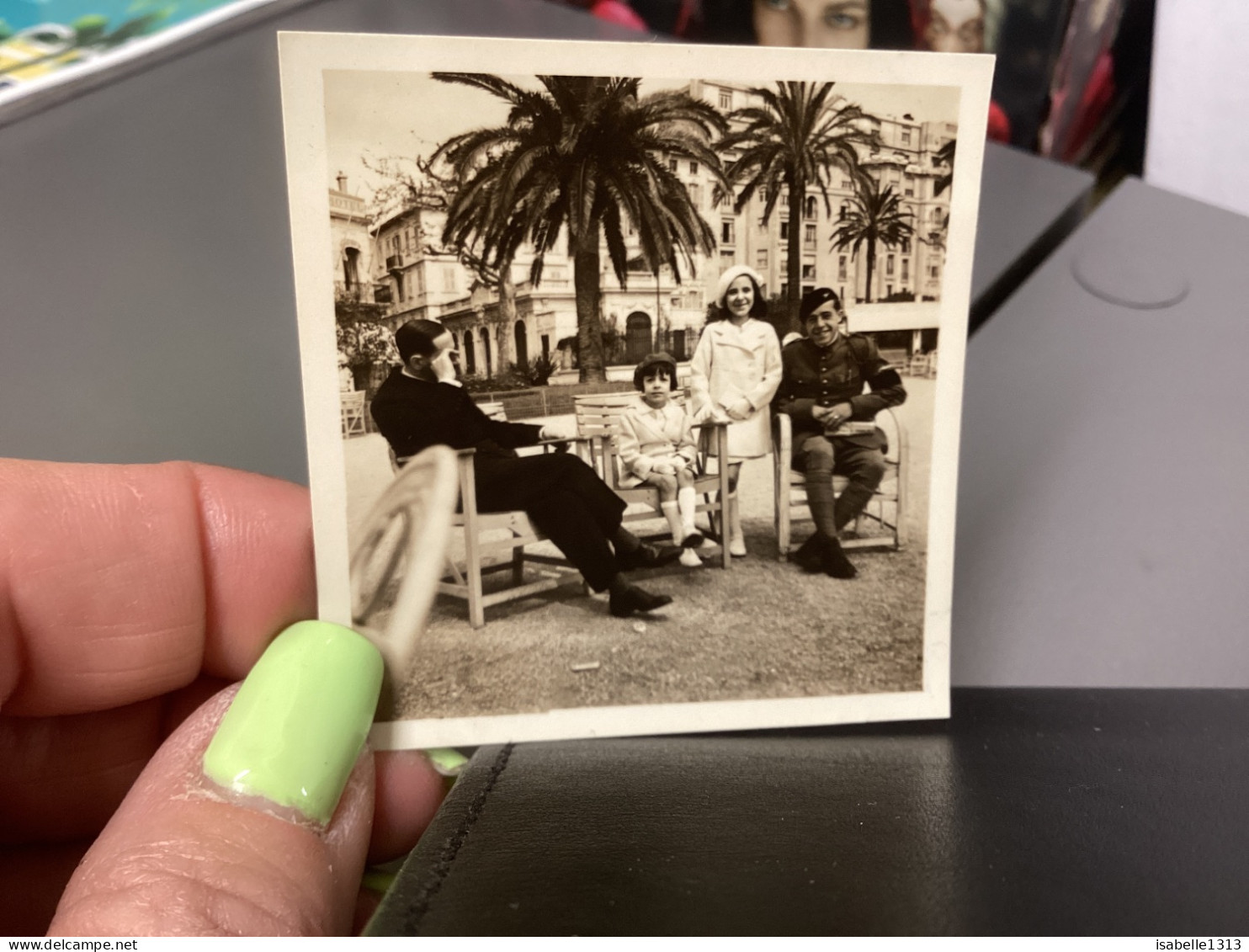 PHOTO SNAPSHOT 1930 Cannes Homme Militaire Avec Brassard Noir Avec Filles En Blanc, Hôtel, Restaurant Homme Sur La La Tê - Personas Anónimos