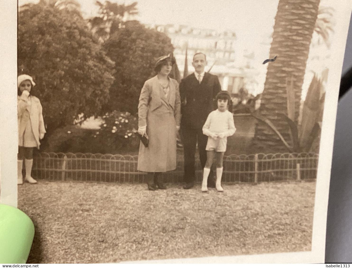 PHOTO SNAPSHOT 1930 Cannes Homme Femme, Fille, En Blanc, Culotte Courte Fille, Derrière Main Dans La Bouche Bien Habillé - Personas Anónimos