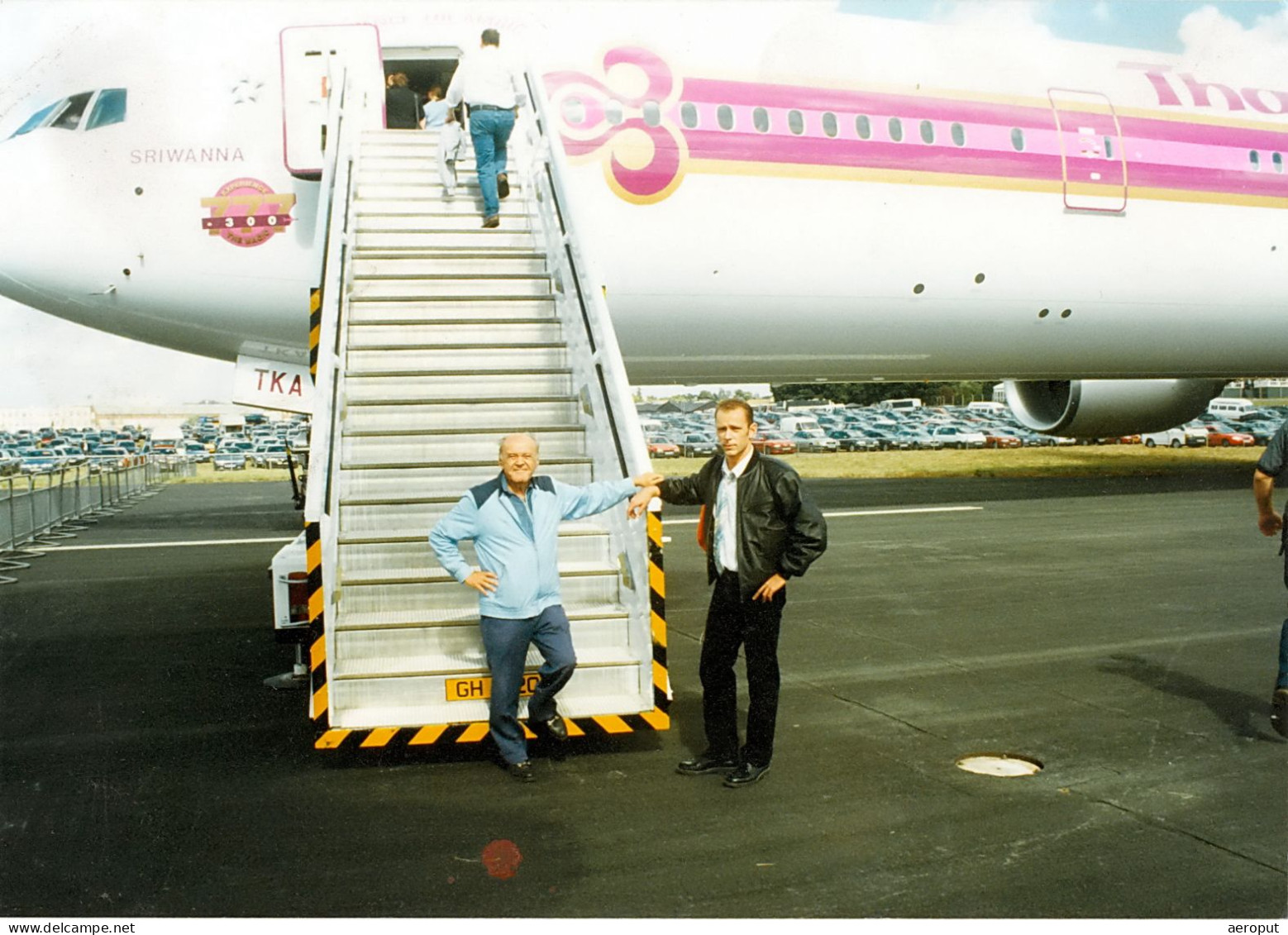 Photo - Thai Airways Boeing 777-300 | HS-TKA | `Sriwanna` - Salon Aéronautique De Farnborough Airshow 1998 - Aviación