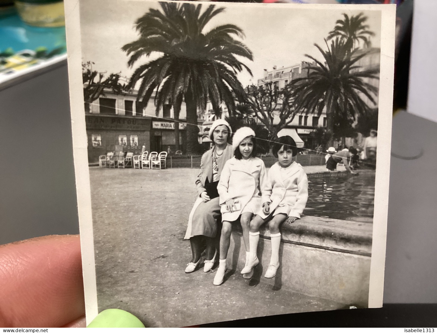 PHOTO SNAPSHOT 1930 Cannes Femme Avec Ses Filles Bien Habillé, Pareil En Blanc, Assise Sur Un Jet D’eau Fontaine Commerc - Personas Anónimos