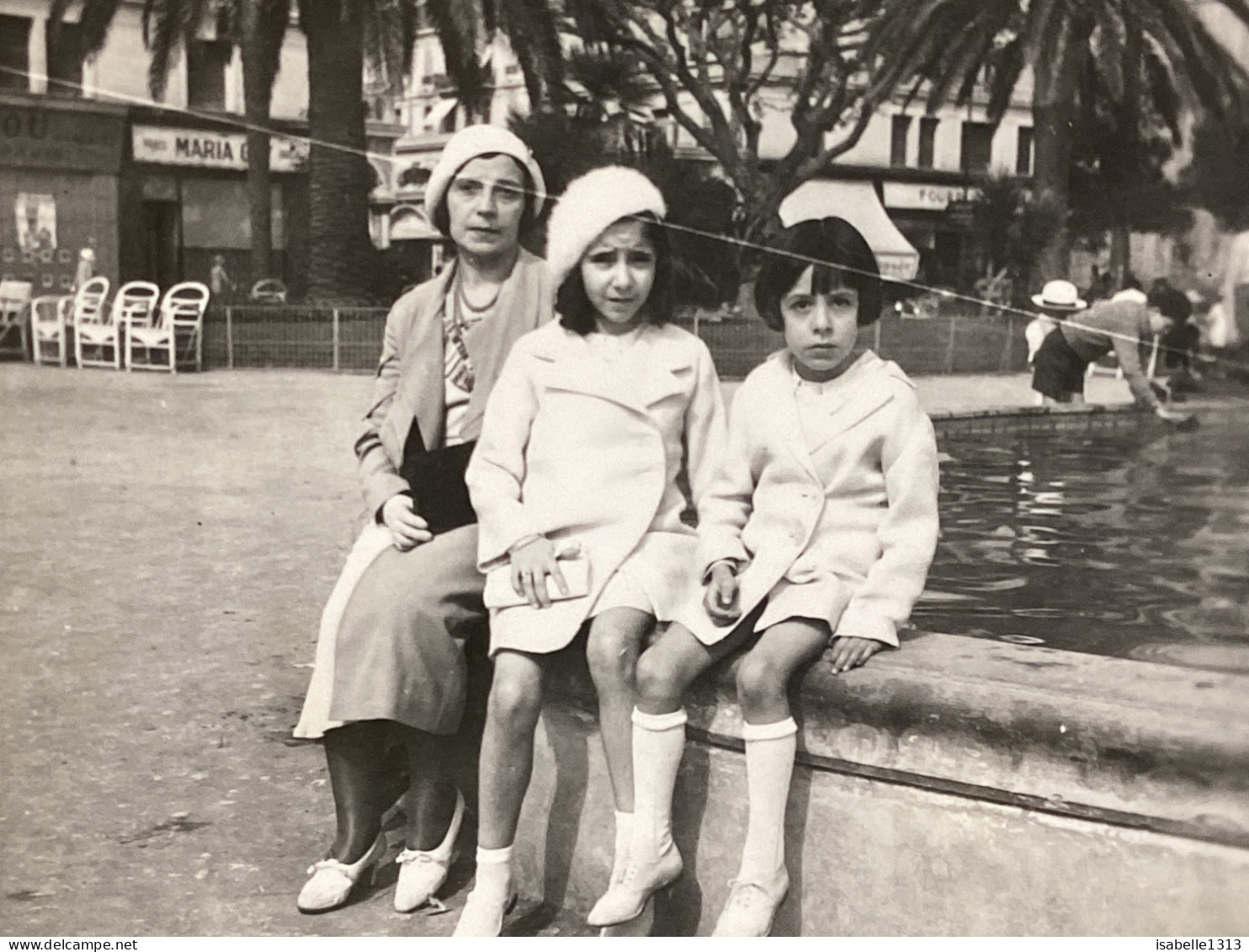 PHOTO SNAPSHOT 1930 Cannes Femme Avec Ses Filles Bien Habillé, Pareil En Blanc, Assise Sur Un Jet D’eau Fontaine Commerc - Personas Anónimos