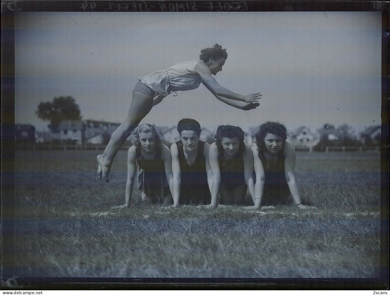 BOURG-LA-REINE - Lot de 20 PLAQUES DE VERRE anciennes : École SIMON-SIÉGEL (Paris, 97 r. de la Pompe), gymnastique stade