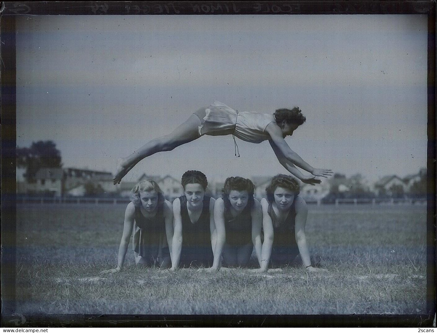 BOURG-LA-REINE - Lot de 20 PLAQUES DE VERRE anciennes : École SIMON-SIÉGEL (Paris, 97 r. de la Pompe), gymnastique stade