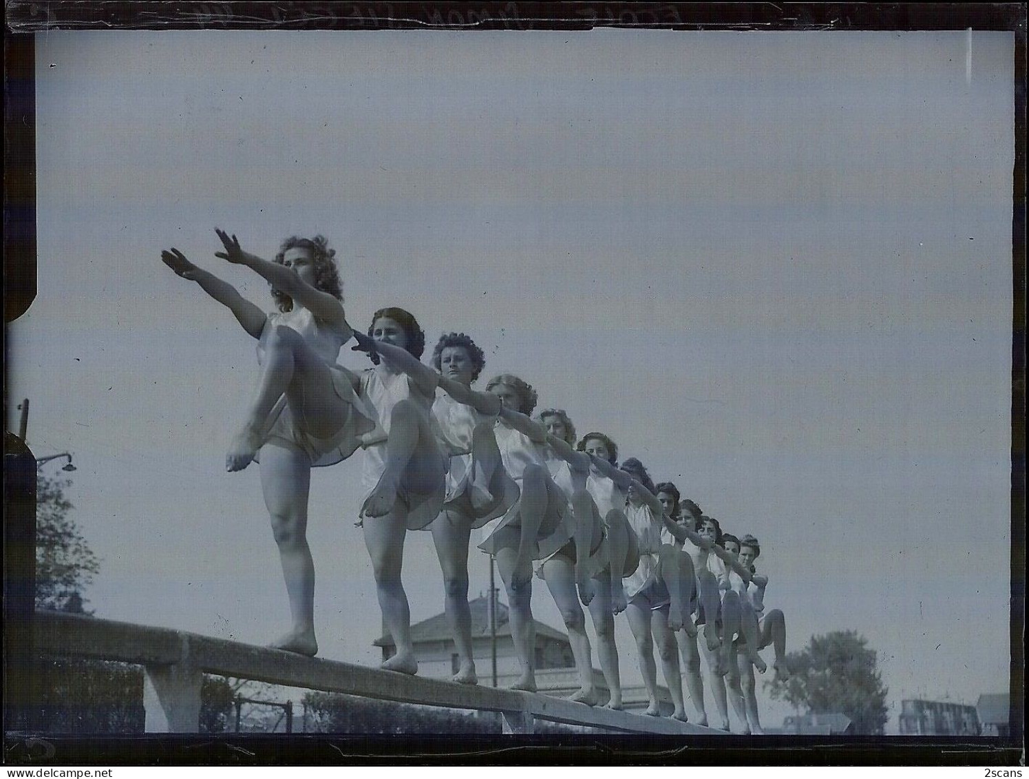 BOURG-LA-REINE - Lot de 20 PLAQUES DE VERRE anciennes : École SIMON-SIÉGEL (Paris, 97 r. de la Pompe), gymnastique stade