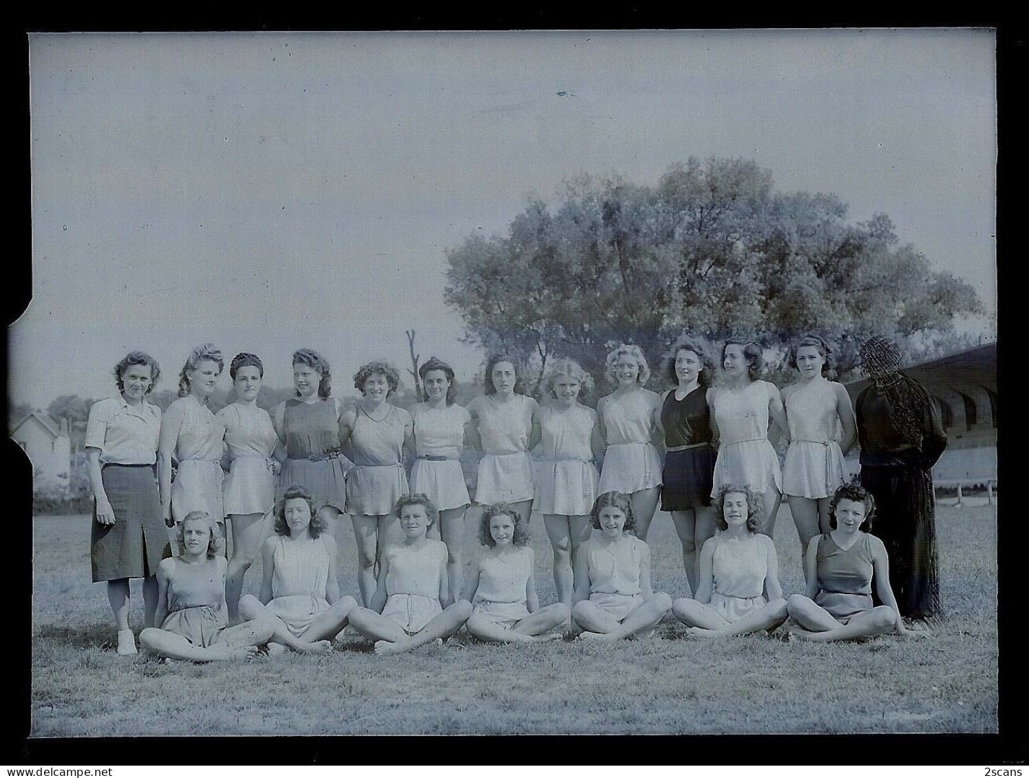 BOURG-LA-REINE - Lot de 20 PLAQUES DE VERRE anciennes : École SIMON-SIÉGEL (Paris, 97 r. de la Pompe), gymnastique stade