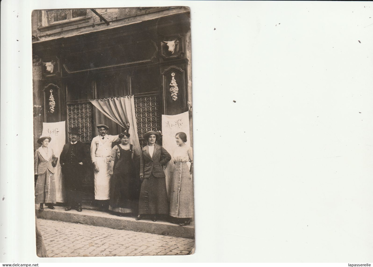 Carte Photo à Identifier Début 1900- Commerce Boucherie Avec Personnel Et Clients Devant La Devanture - A Identifier