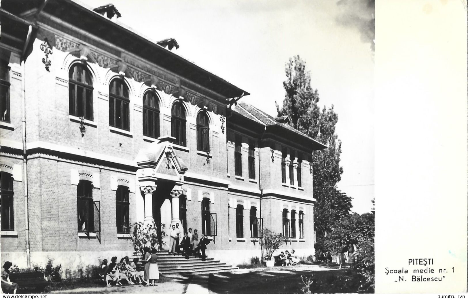 ROMANIA PITESTI - SECONDARY SCHOOL NO. 1 ''N. BALCESCU'', BUILDING, ARCHITECTURE, PEOPLE ON THE BENCH - Port Dû (Taxe)