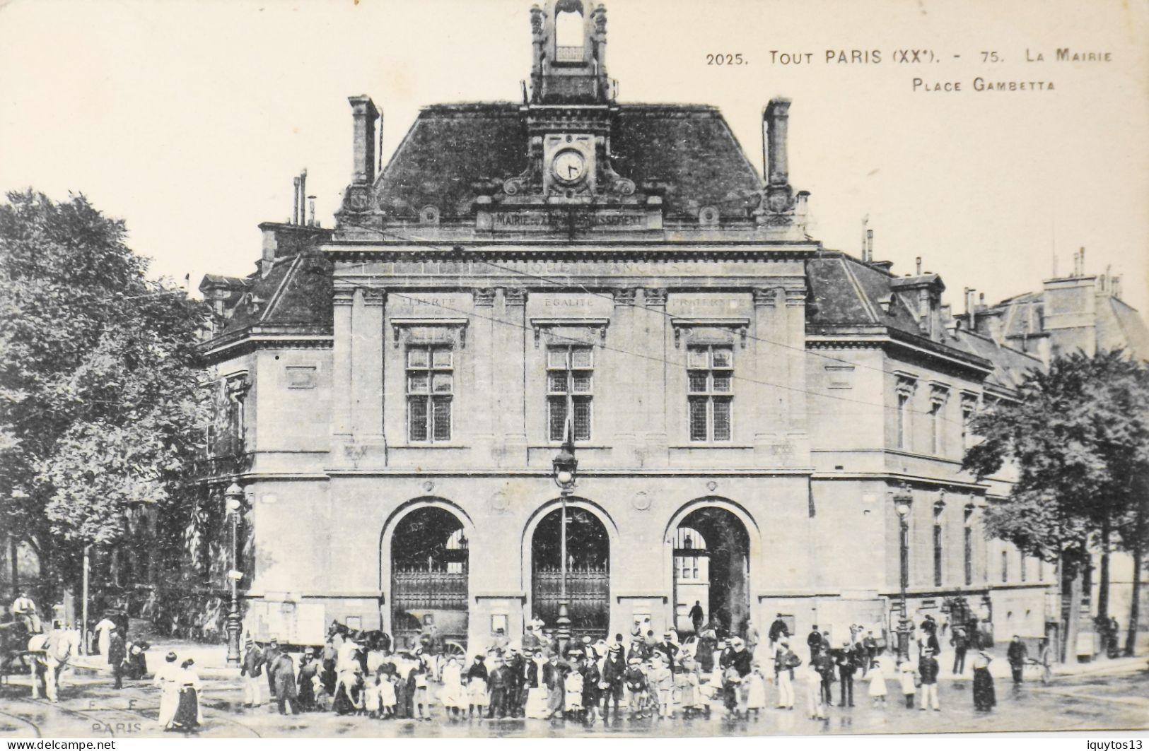 CPA. [75] > TOUT PARIS > N° 2025 - La Mairie Place Gambetta (plan Avec Groupe Devant) (XXe Arrt.) Coll. F. Fleury - TBE - Arrondissement: 20