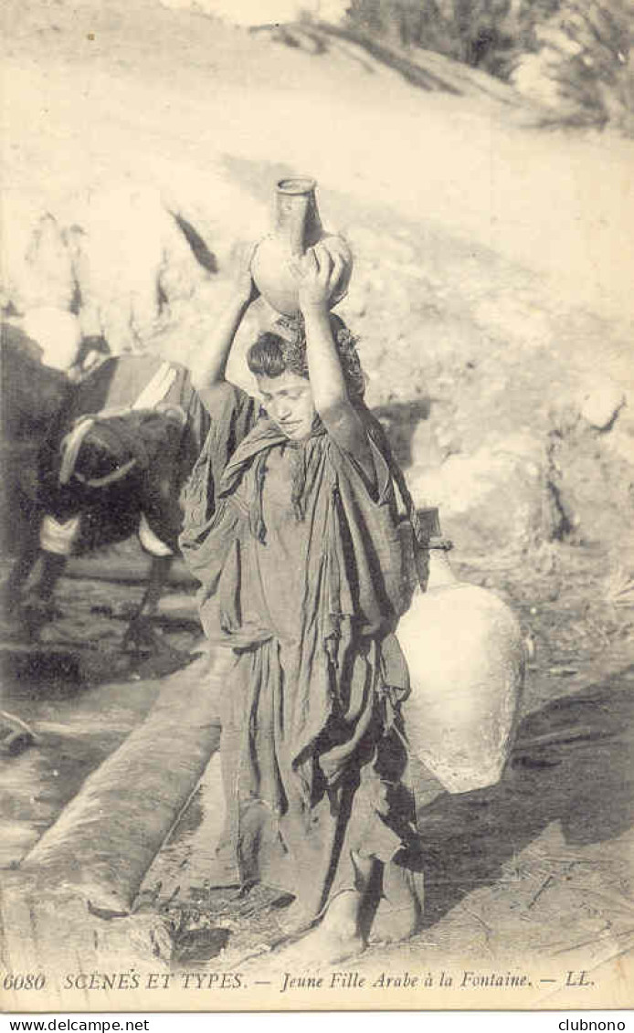 CPA - ALGERIE - JEUNE FILLE ARABE A LA FONTAINE (A VOIR) - Plaatsen