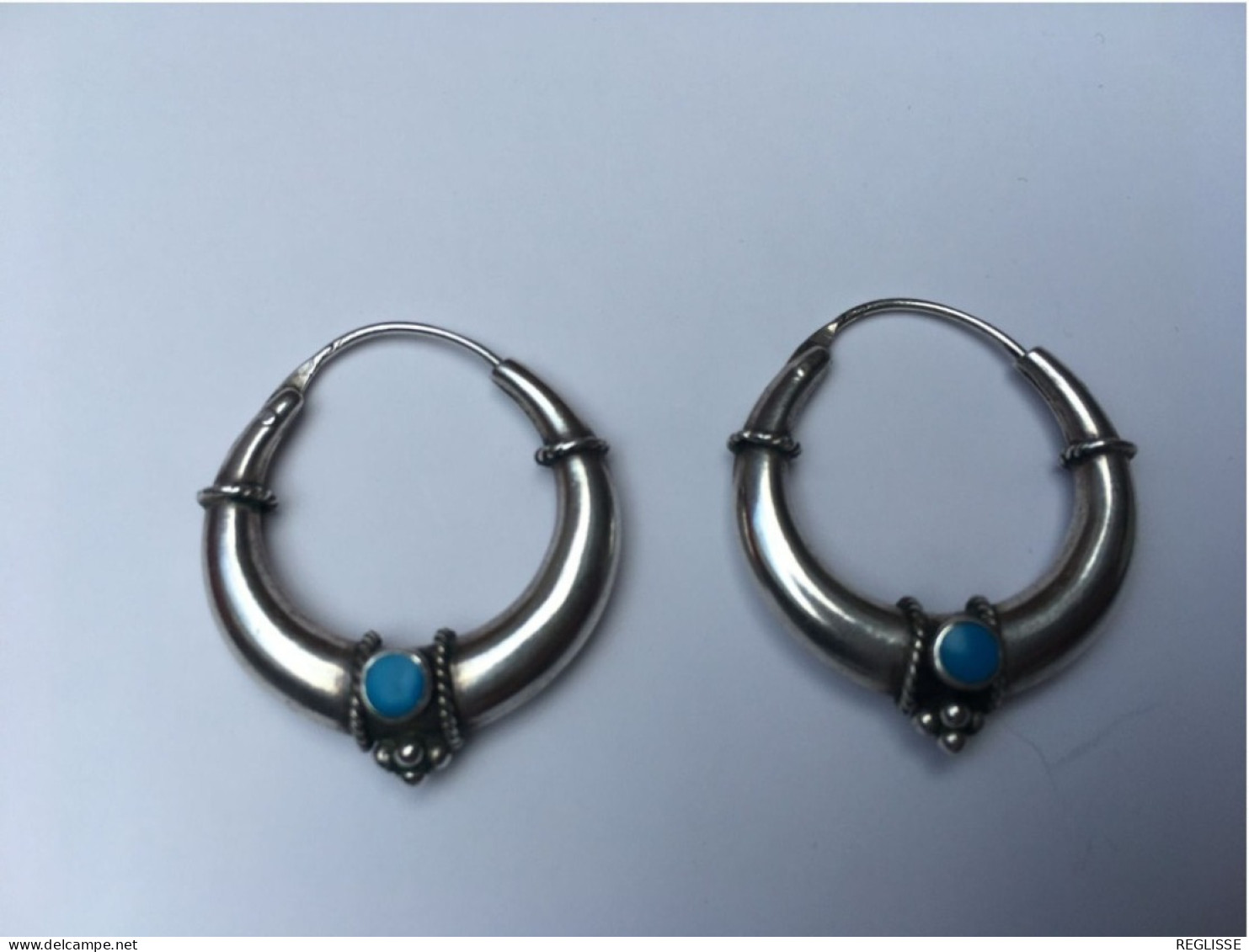 Boucles d'oreilles  en argent massif .