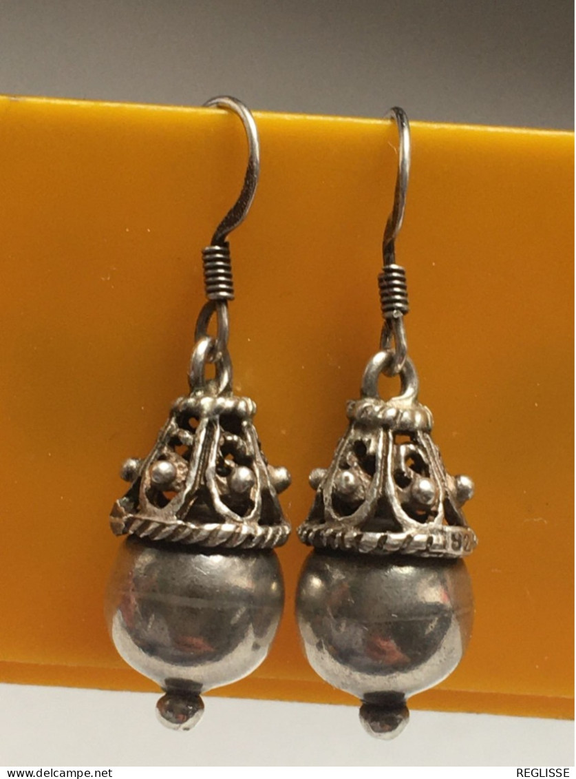 Boucles d'oreilles  en argent massif .