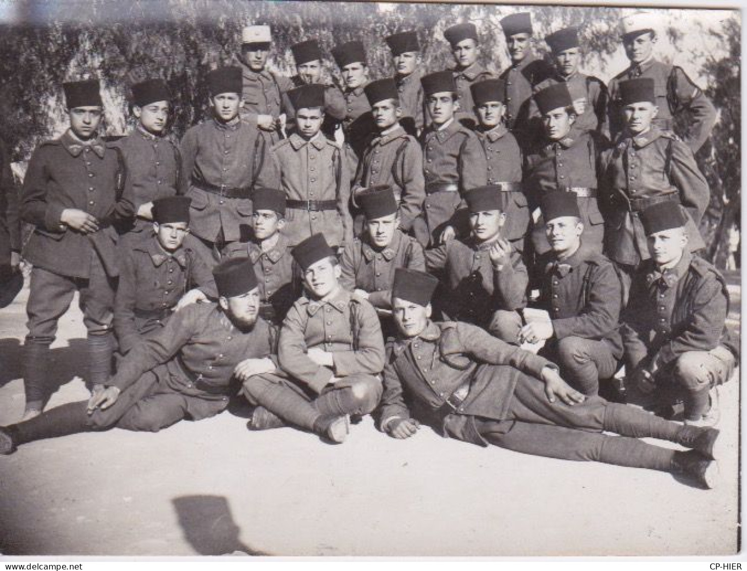 MILITARIA  TUNISIEN - TUNISIE  -  PHOTO DU 4ème RÉGIMENT TIRAILLEUR TUNISIEN -  UNIFORME - Uniforms