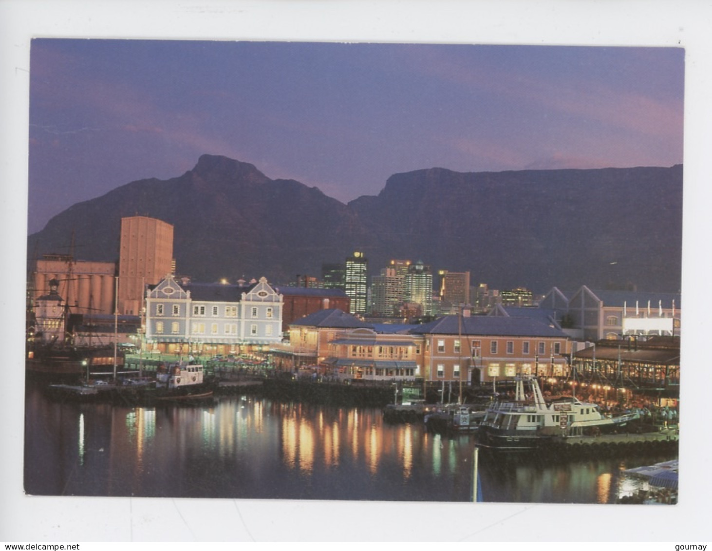 Afrique Du Sud, Cape Town The Victoria And Alfred Waterfront (front De Mer) Harbour Lights, Framed By Table Mountain - Südafrika