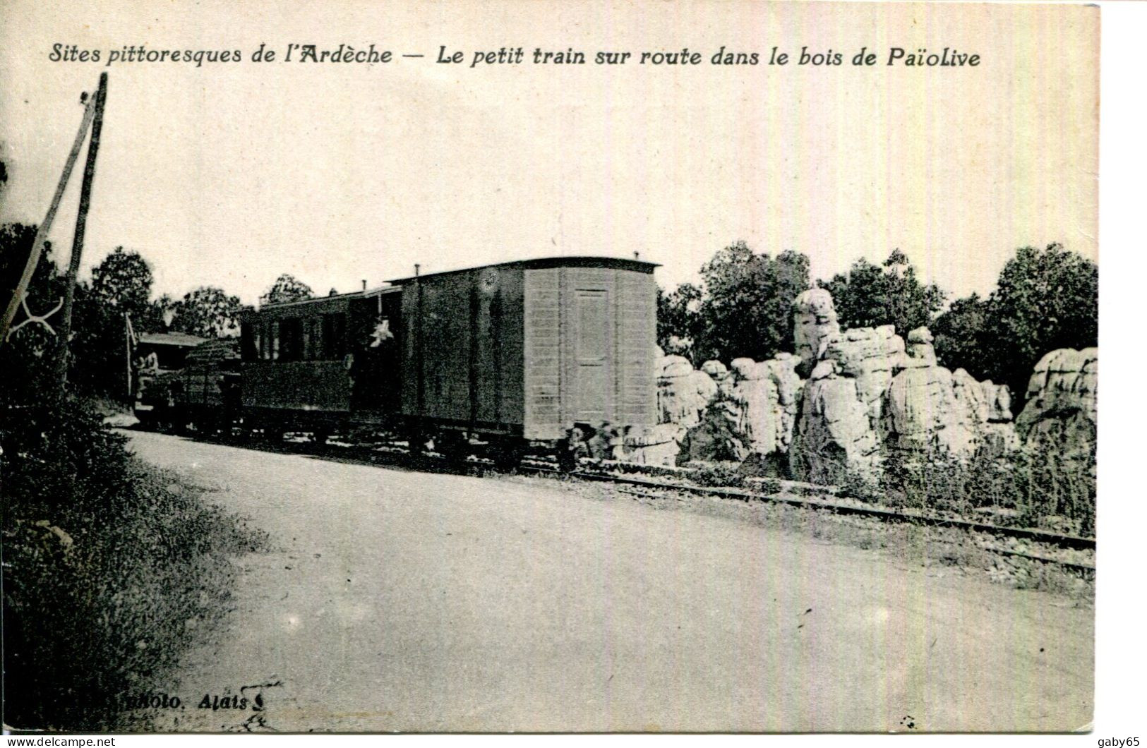 CPA.07.ARDECHE.LES VANS.LE PETIT TRAIN SUR LA ROUTE DANS LE BOIS DE PAÏOLIVE. - Les Vans