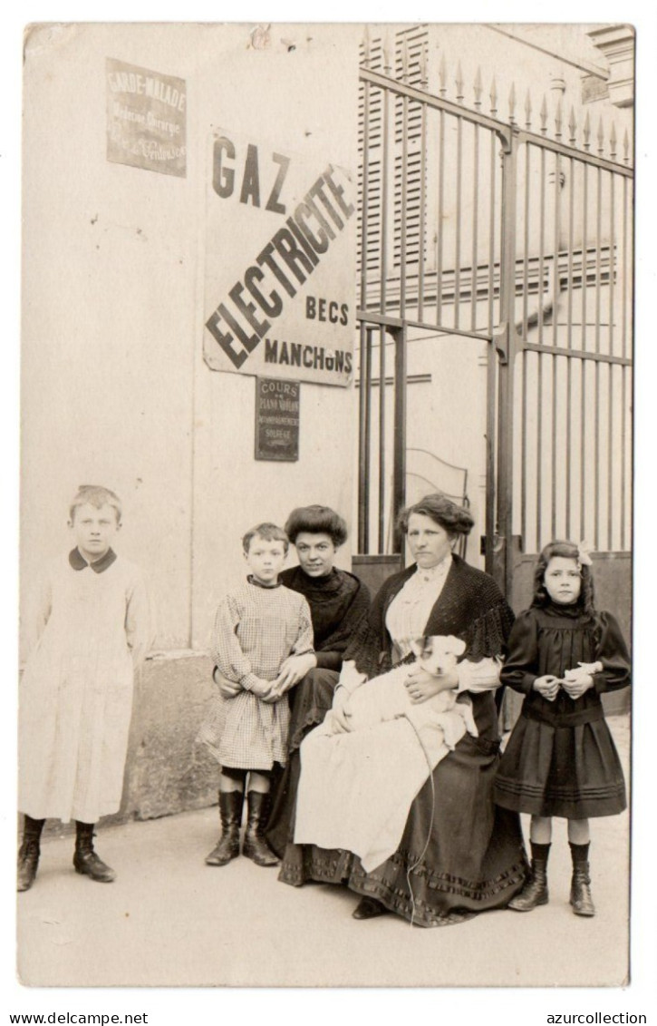 Famille Dans Une Cour D'immeuble. Publicité Becs Manchons. Cours De Piano Et Garde Malade. Carte Photo Non Située - Gruppi Di Bambini & Famiglie