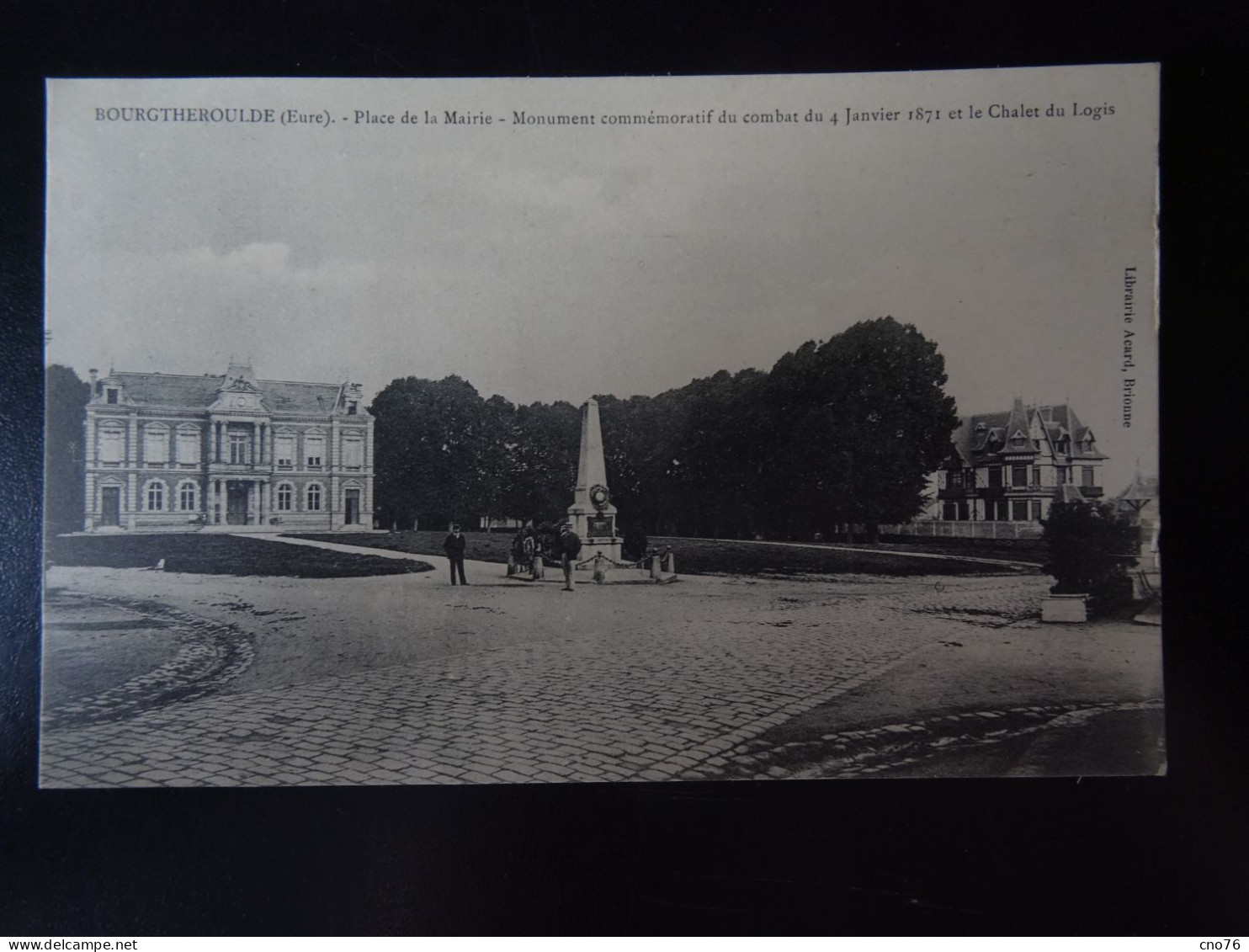 Bourgtheroulde, Place De La Mairie - Monument Commémoratif Du Combat Du 4 Janvier 1871 Et Le Chalet Du Logis - Bourgtheroulde