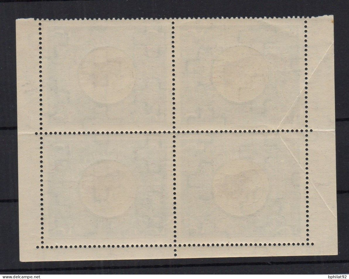 !!! FISCAL, REFUGIES ET APATRIDES BLOC DE 4 DU N°19 NEUF **, COTE 1680 €. 2 TIMBRES AVEC PLIS (VOIR SCAN) - Timbres