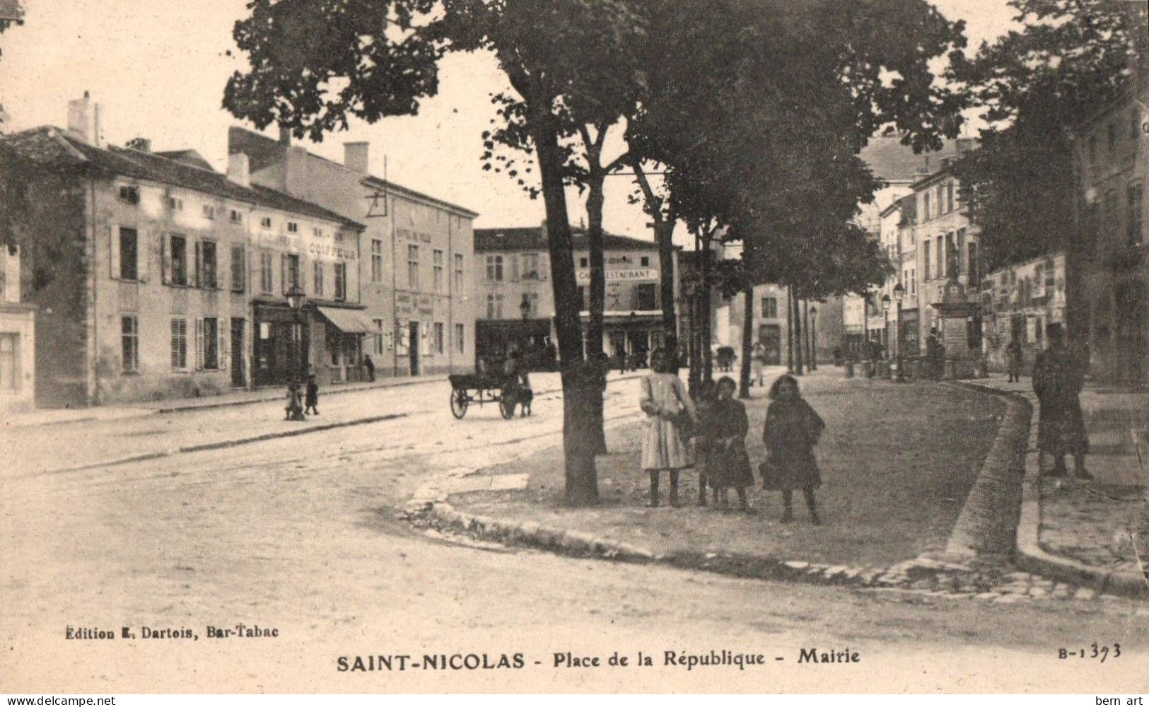 CPA Saint Nicolas (du Port) Place De La République - Mairie. N°: B1393 Edit.: E. Dartois Bar Tabac. - Saint Nicolas De Port