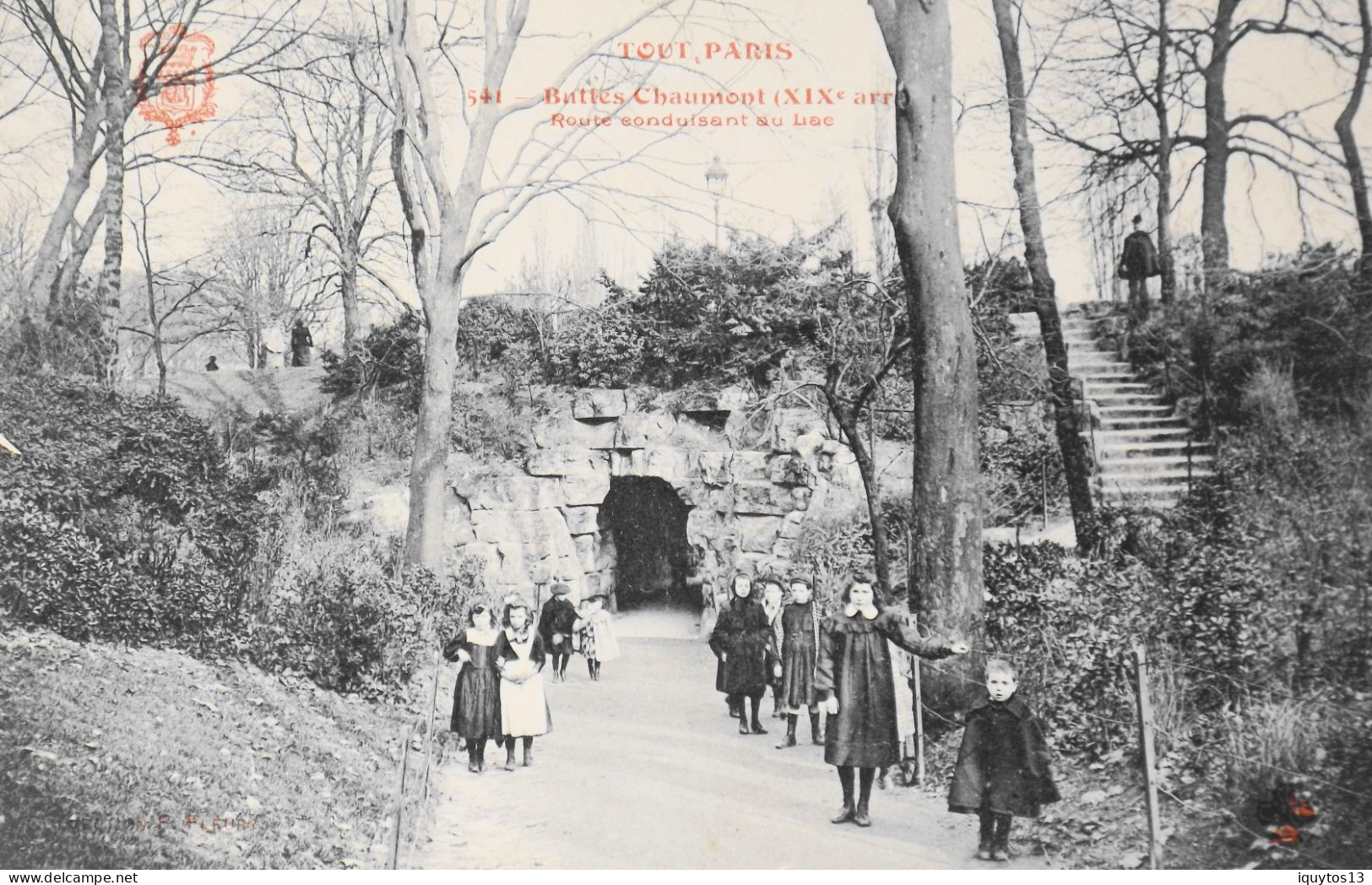 CPA. [75] > TOUT PARIS > N°541 - BUTTES CHAUMONT ROUTE CONDUISANT AU LAC - ENFANTS - (XIXe Arrt.) - Coll. F. Fleury -TBE - Arrondissement: 19