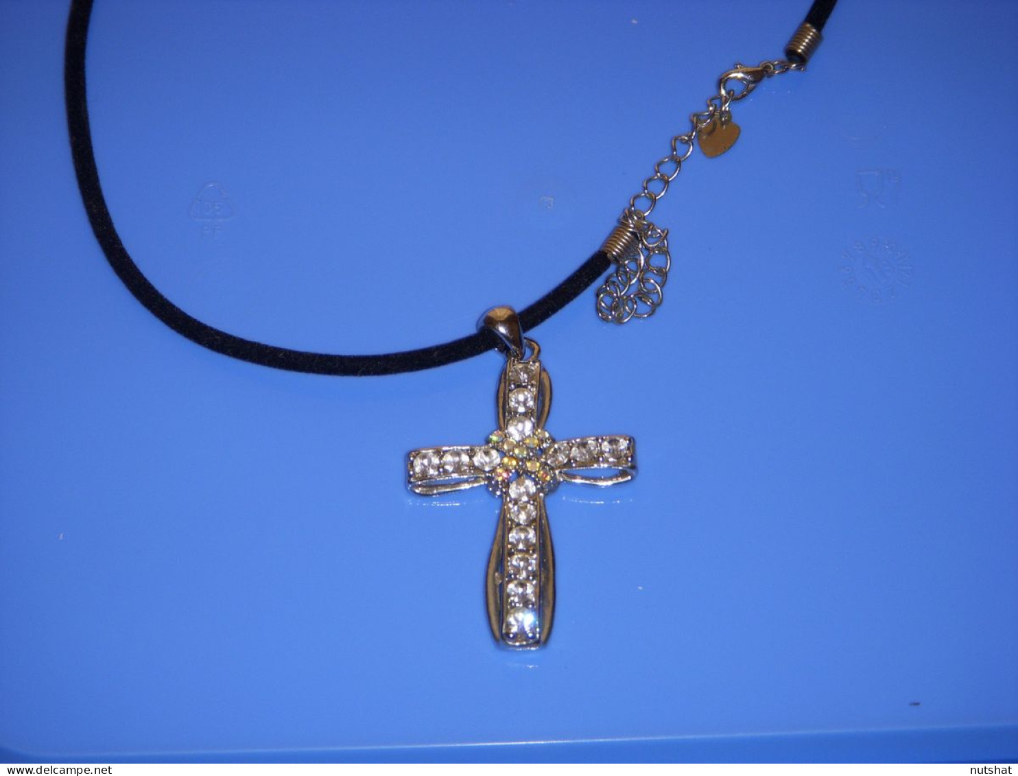 203 PENDENTIF CROIX METAL ARGENTE - 15 BRILLANTS - 9 STRASS - CORDON - Env 5x3cm - Pendenti