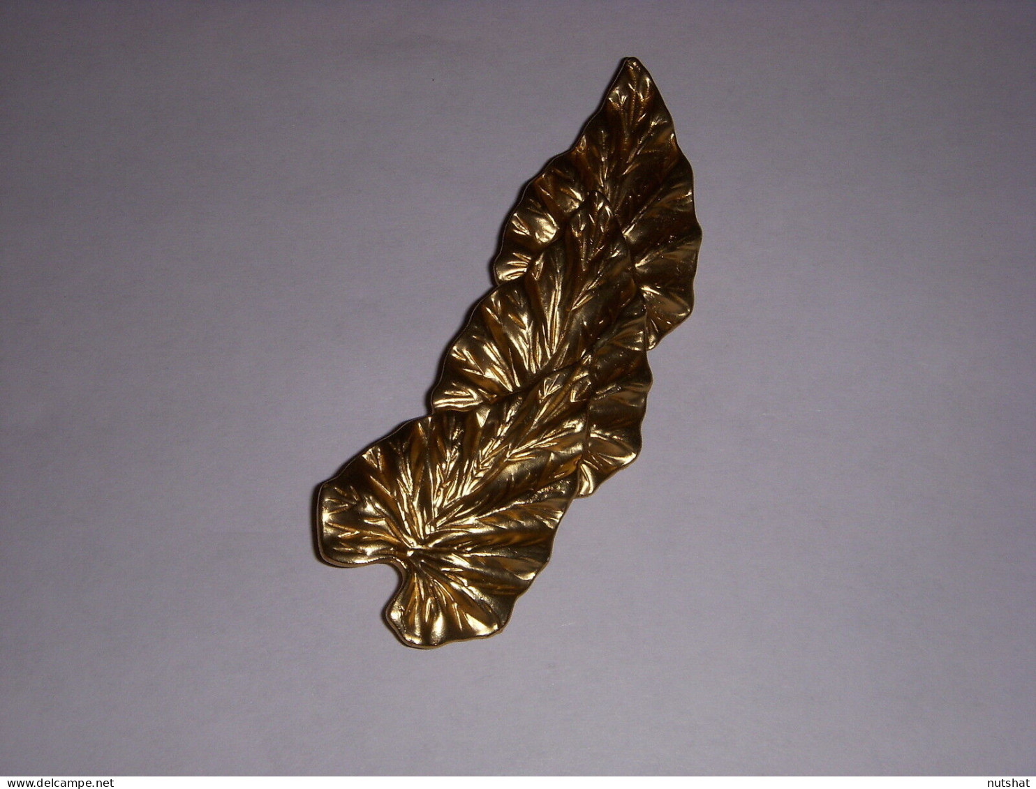 403 BROCHE COUTURE 3 FEUILLES METAL DORE MAT BELLE QUALITE - Broschen