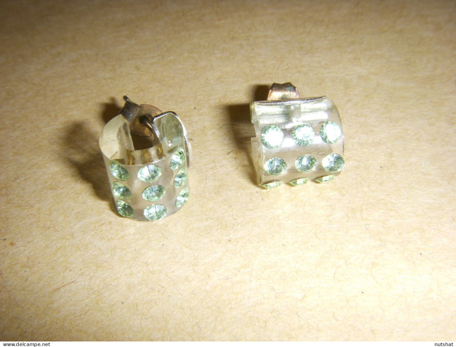 305 BOUCLES D'OREILLES MODERN STYLE - RESINE INCOLORE - 9 BRILLANTS VERT CLAIR - Oorringen