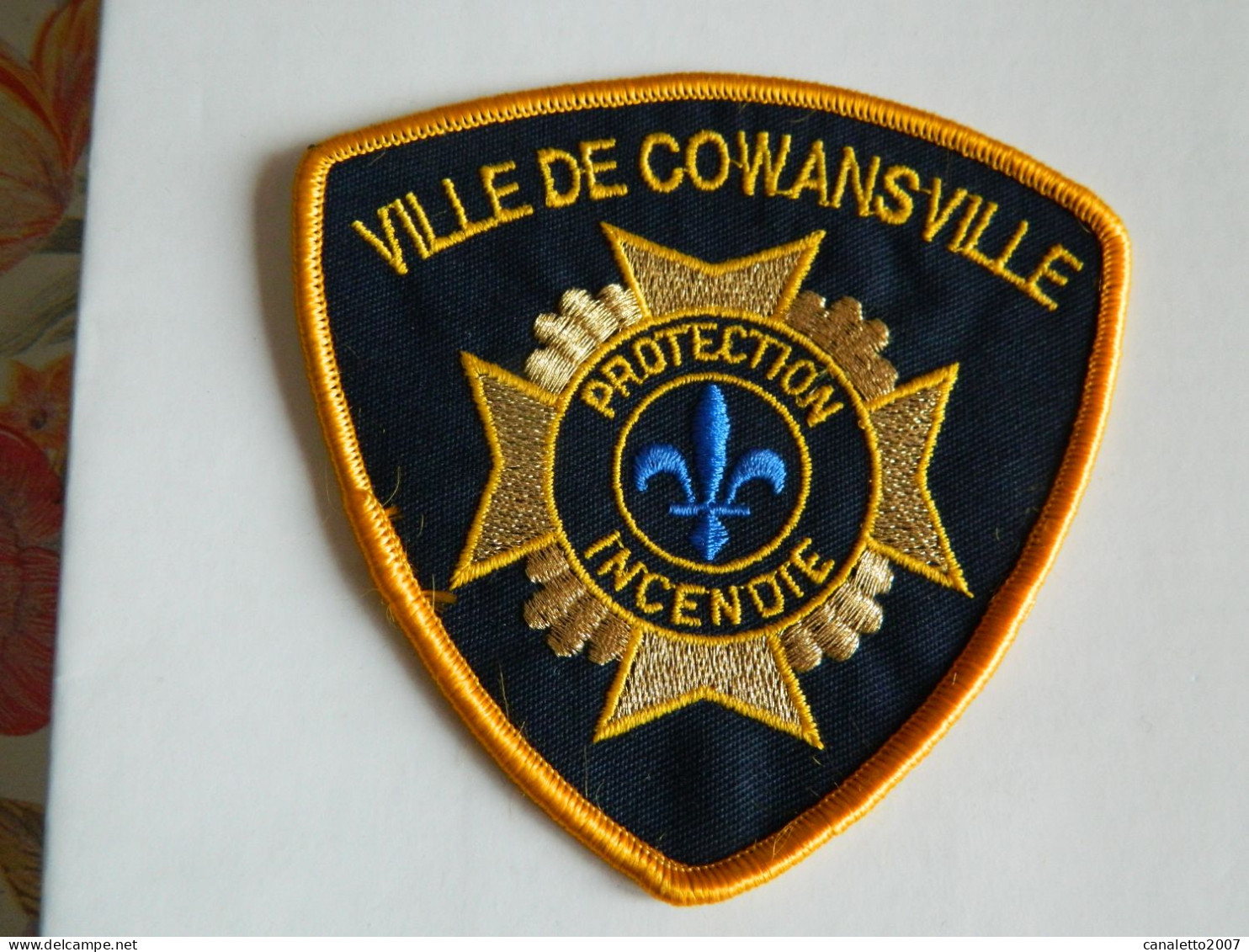 COWANSVILLE +POMPIERS : TRES BEL ECUSSON OR  DES POMPIERS DE LA DRIGADE D'INCENDIE DE COWANSVILLE CANADA - Pompiers