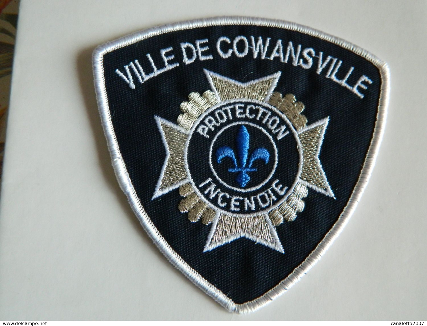 COWANSVILLE +POMPIERS : TRES BEL ECUSSON ARGENT  DES POMPIERS DE LA DRIGADE D'INCENDIE DE COWANSVILLE CANADA - Bomberos