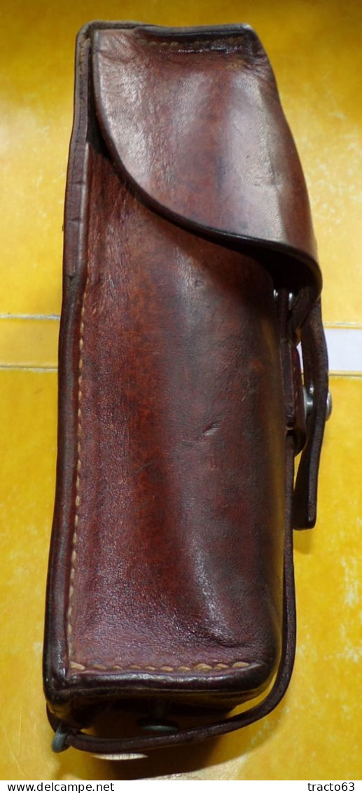 ARMEE SUISSE : ETUI EN CUIR DE L'ARMEE SUISSE, DATE 1962 , FABRICANT DANS LE TAMPON  ,DIMENSION 21 CM X 10 CM ,EPAISSEUR - Uitrusting