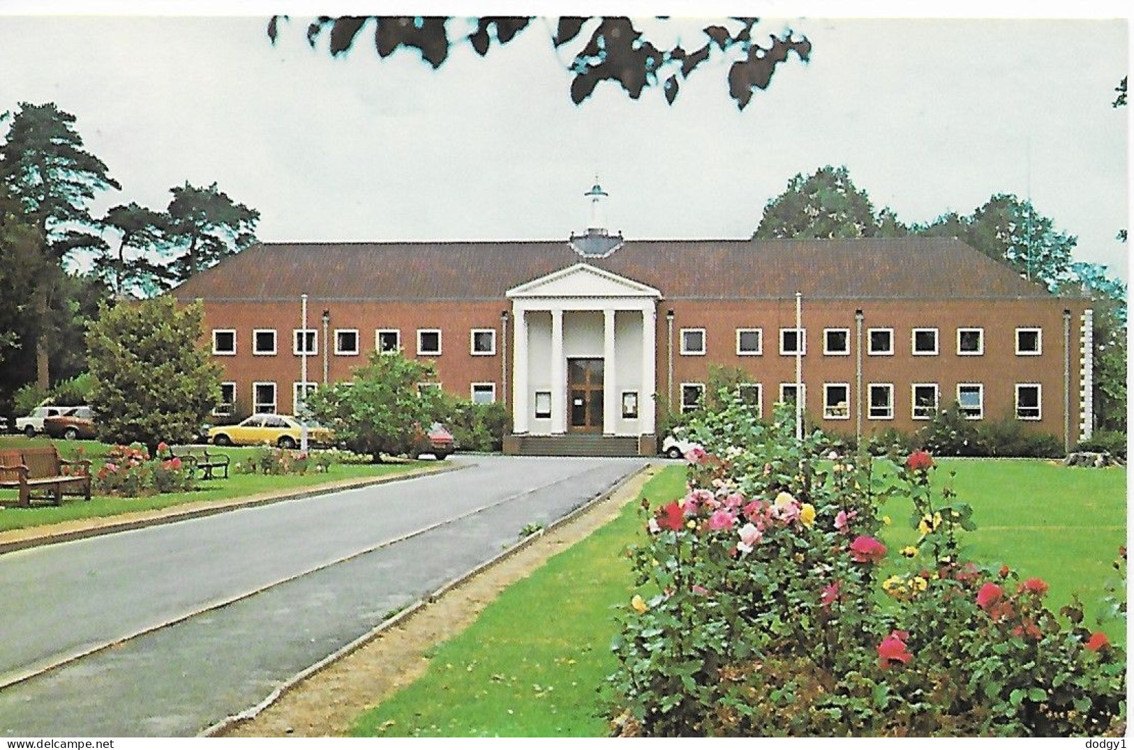 COUNTY HALL, NEWTOWN, POWYS, WALES. UNUSED POSTCARD Mm9 - Sonstige & Ohne Zuordnung