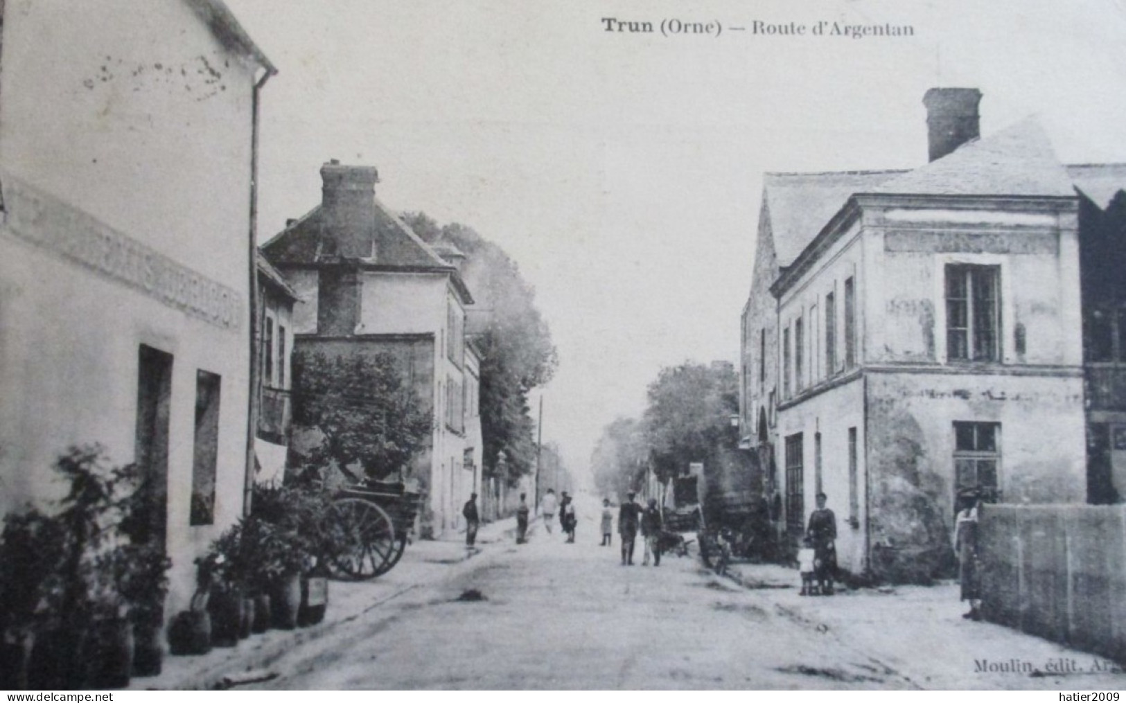 TRUN - Route D'Argentan - En 1920  Beau Plan Peu Fréquent Et Animé - Trun