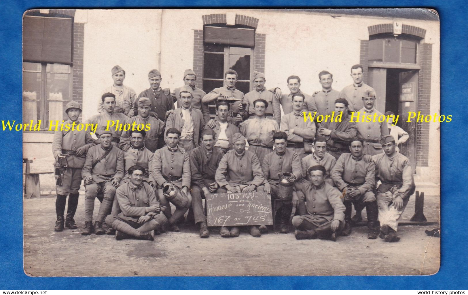 CPA Photo - JOIGNY ? - Beau Portrait De Soldat Du 105e Régiment Artillerie Lourde - Uniforme Casque Bouteille Caserne - Uniformen