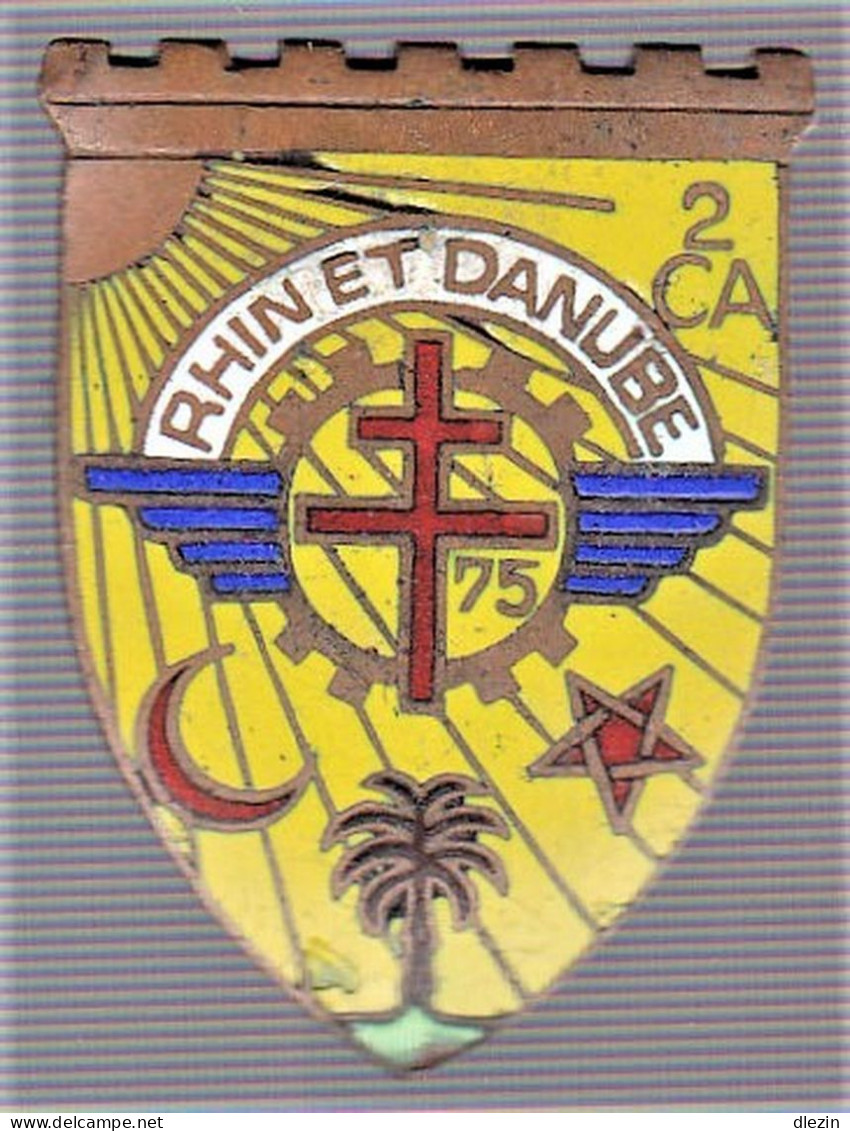 75° CQG. 75° Compagnie De Quartier Général/ 2° Corps D'Armée/ Forces Françaises Libres. émail Grand Feu, Fond Jaune. SM. - Armée De Terre