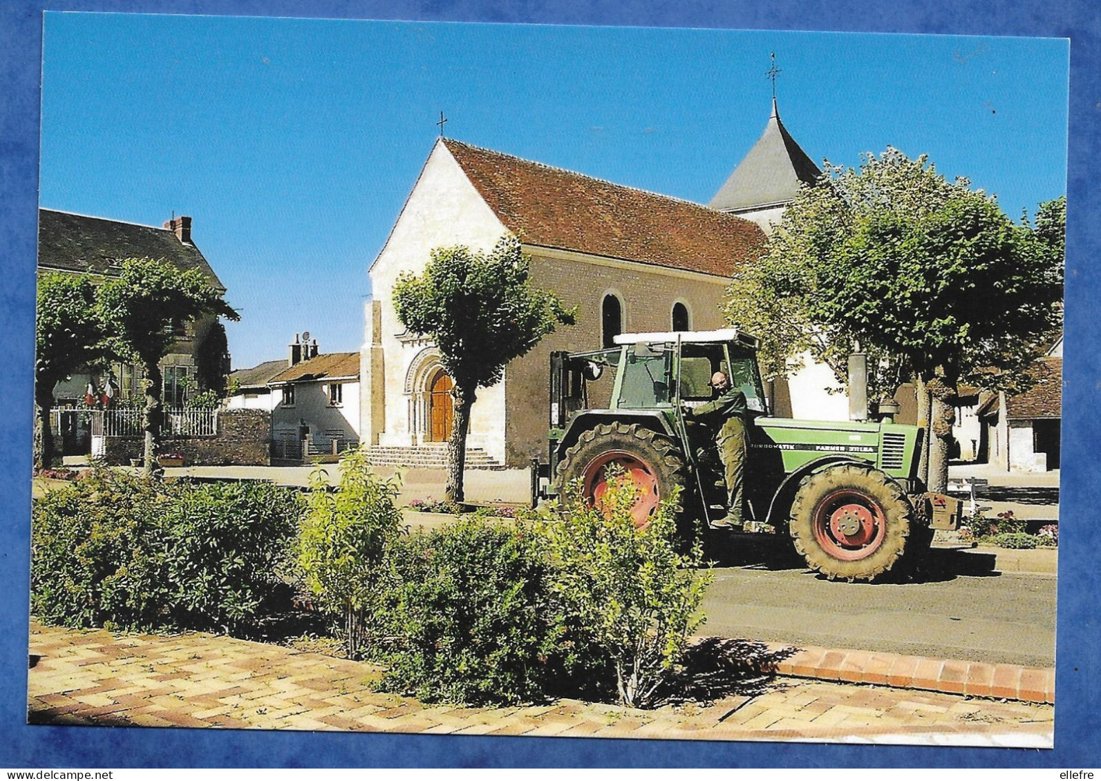 CPM  Tracteur Agricole FEND Mr Hamelin Et Son Tracteur Devant La Place De L'eglise à LANDES LE GAULOIS 41 Photo Touchard - Tracteurs