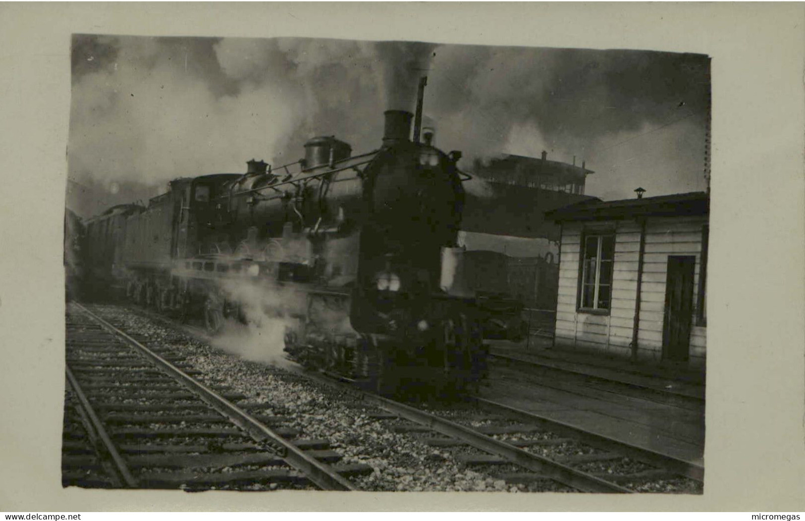 Train En Gare à Identifier - Eisenbahnen