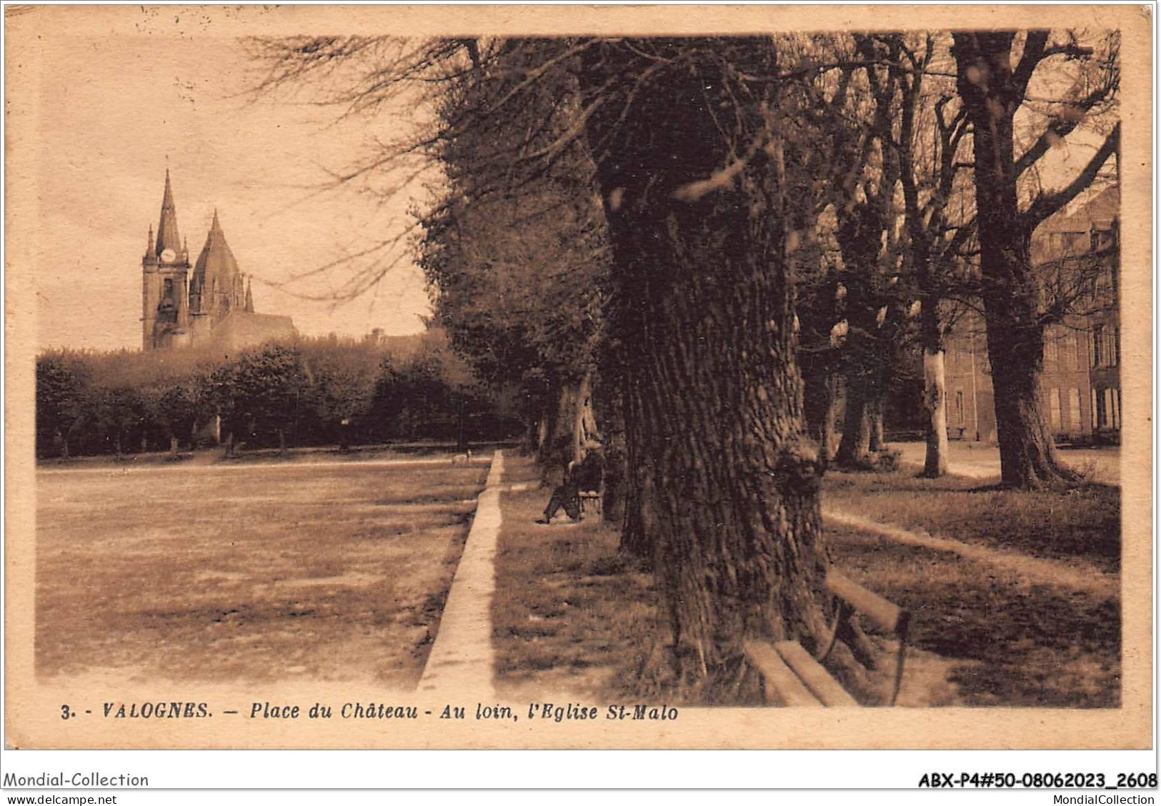 ABXP4-50-0293 - VALOGNES - Place Du Chateau - Au Loin L'Eglise St Malo - Valognes